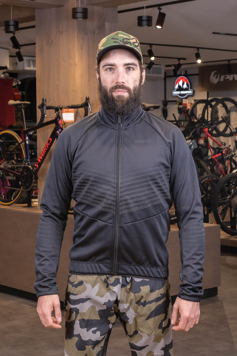 homme portant un manteau noir Craft hiver vélo de montagne